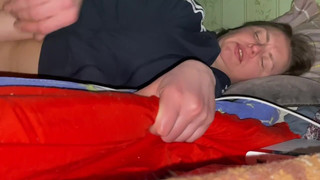 Трахает мамку глубоко в рот и в жопу посреди ночи - русское инцест порно